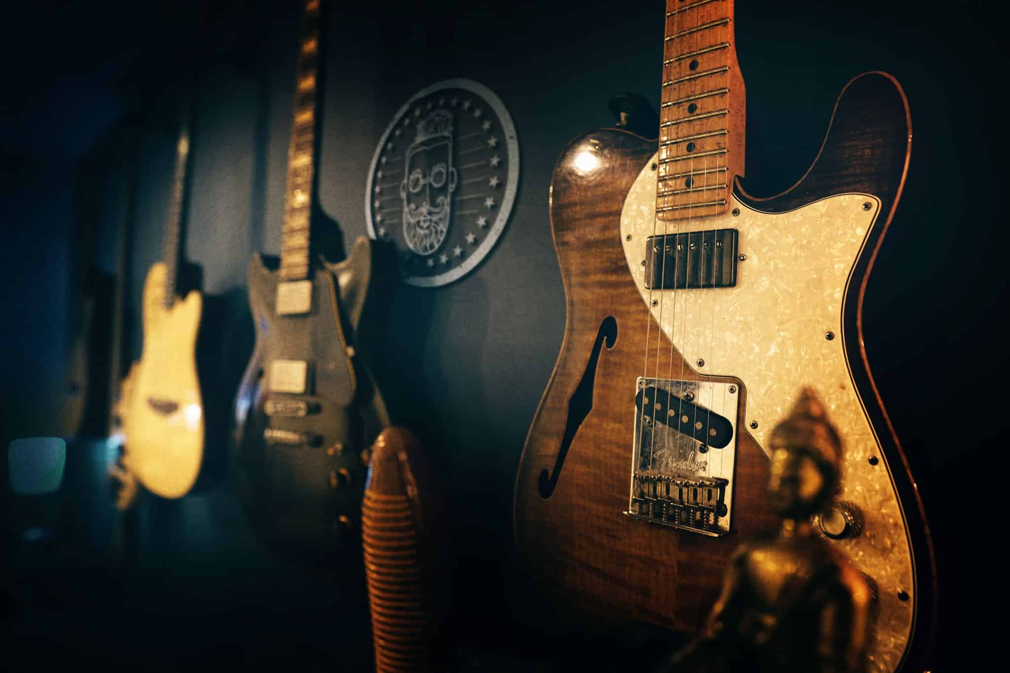Guitarras en el estudio de Ricky Castillo