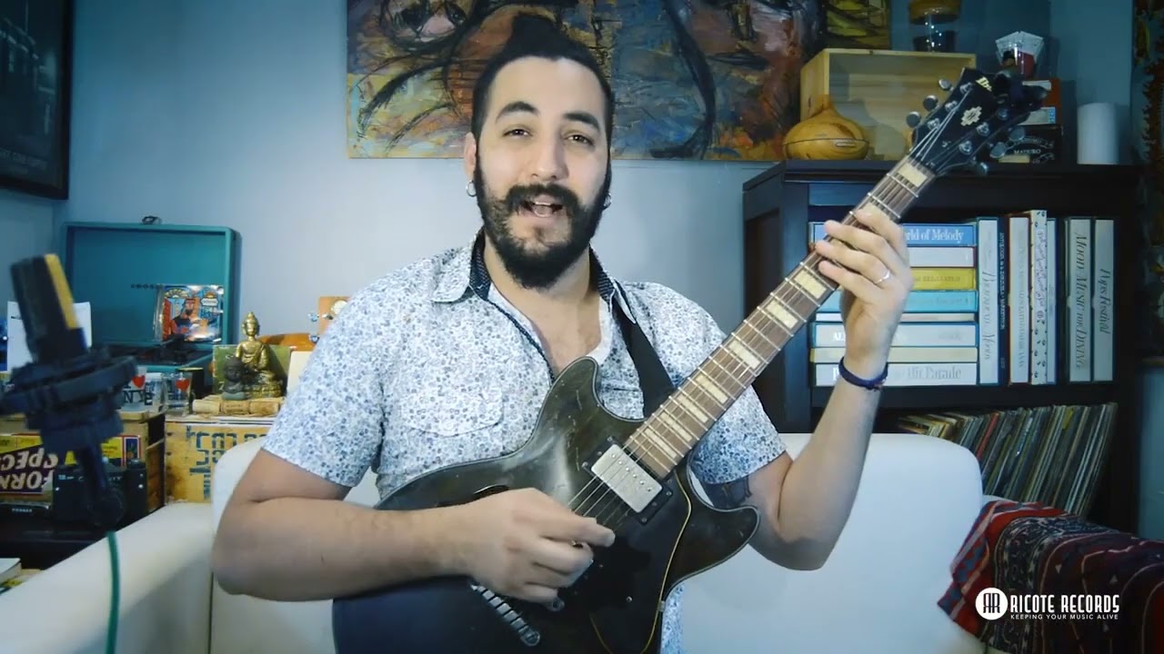 Ricky Castillo explicando la escala pentatónica con una guitarra eléctrica