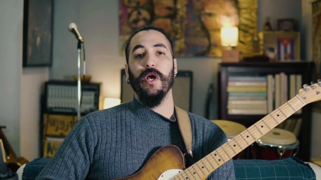 Ricky Castillo con su guitarra en la introducción a la serie sobre velocidad